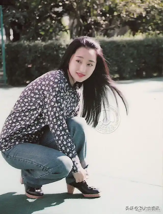 杨钰莹25年前一组青涩旧照,又纯又甜又可爱,嫩得像个瓷娃娃