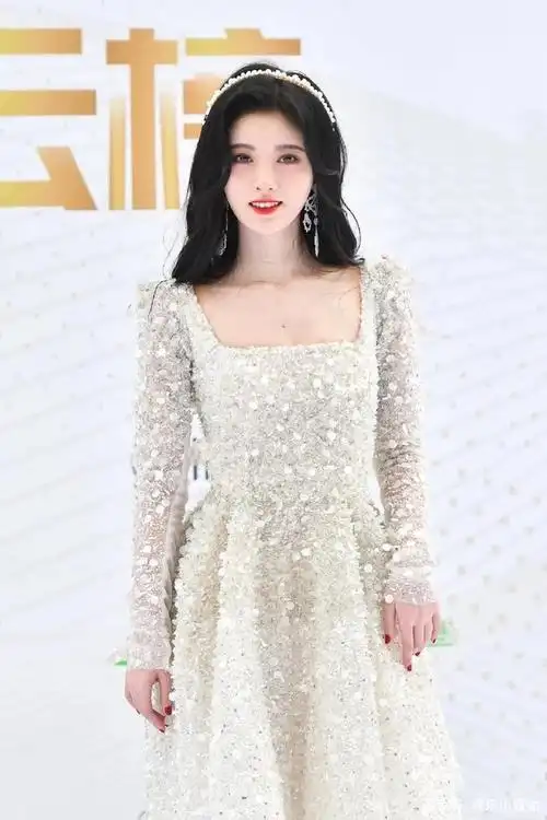 看了鞠婧祎的白色礼服,再看秦岚,才发现公主和女王差距有多大!