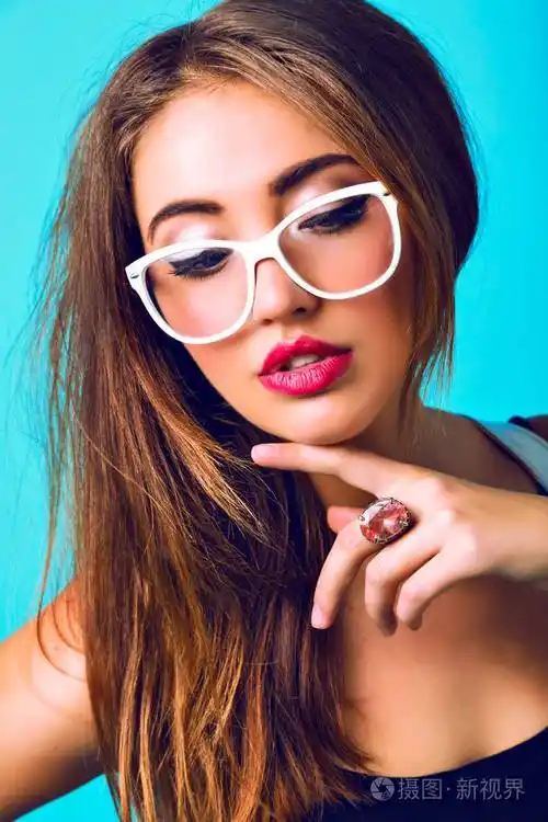 戴眼镜的年轻漂亮女人摆姿势