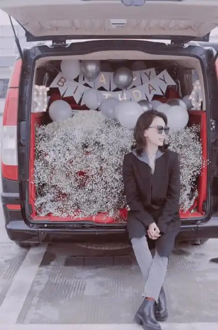 陈数晒照庆生气质出众,77岁母亲出镜颜值更甚,不见老公赵胤胤_祝福