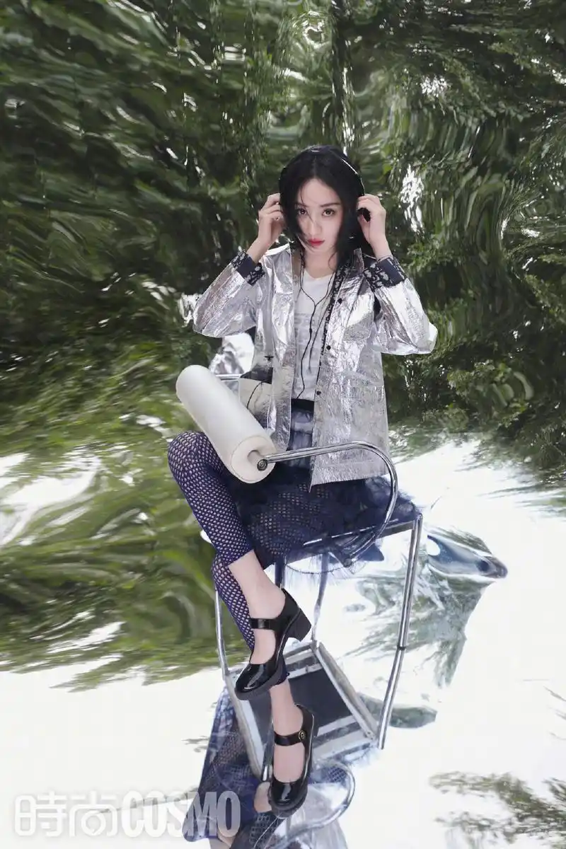 消息赵丽颖时尚cosmo六月刊单人封面解锁粉色挑染直发展现girlcrush