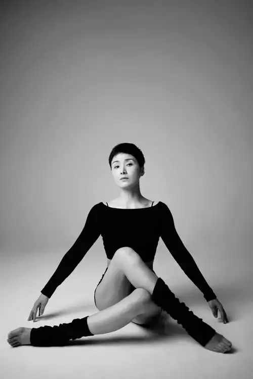 黄曼黑白质感大片曝光 舞姿优雅展柔美身段_电视剧_爱特豆