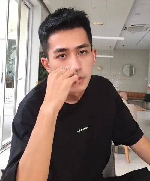 男生雅痞短发好帅呀