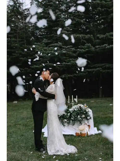 ins风草坪婚纱照