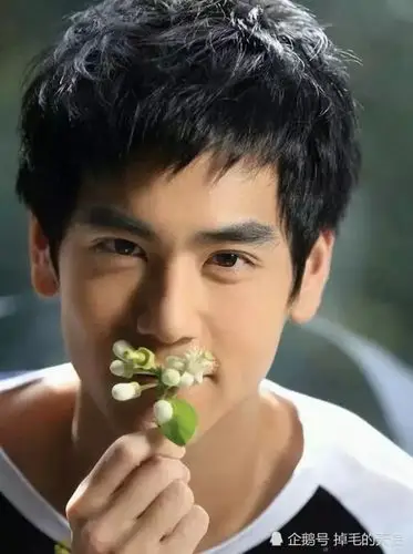 彭于晏空降武汉,与王彦霖比心完全找不到节奏,"耍帅"失败男神形象出糗