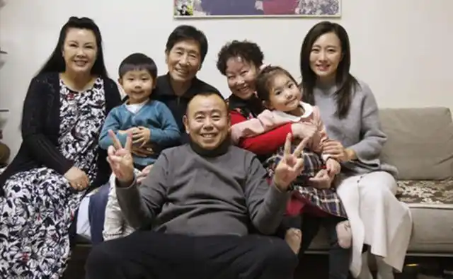 晒晒潘阳如今住的房子潘长江经常去逗孙子满屋都是孩子的玩具