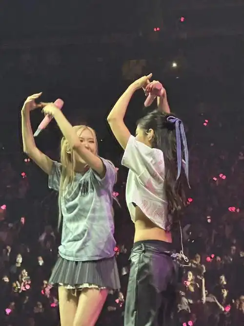 rose跟jennie360度比心哈哈哈哈哈太可爱了