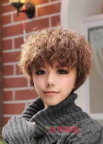 2015年女生小卷发型 短发小卷发型图片(3)