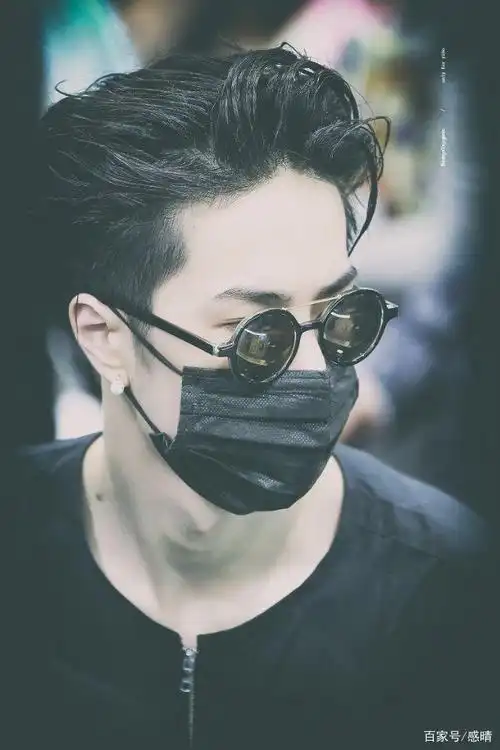 戴眼镜的王一博更有魅力了!妥妥的芳心纵火犯啊!