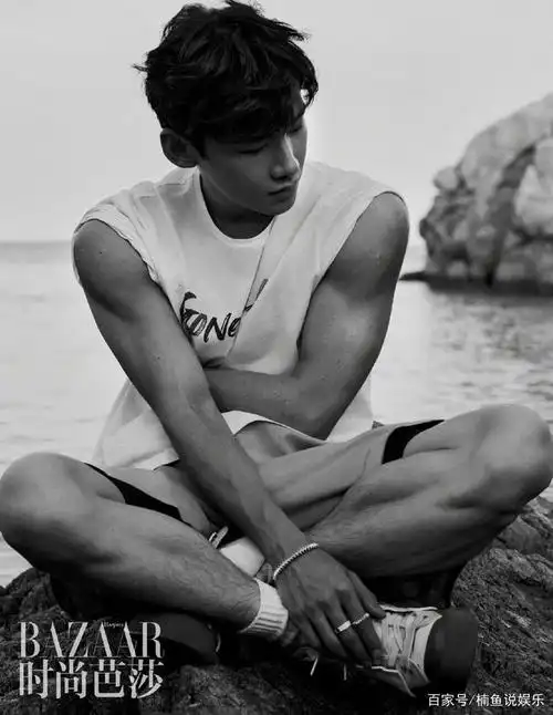 白敬亭越来越有魅力了!拍海边写真上演踏浪少年,肌肉线条感十足