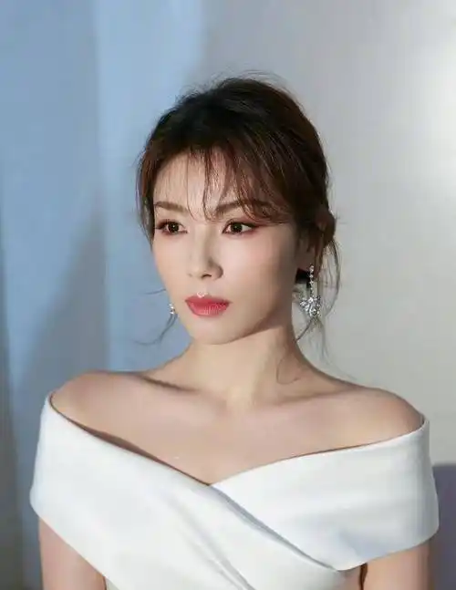 刘涛抹胸裙造型艳压全场黑白礼服太经典彰显成熟女性魅力