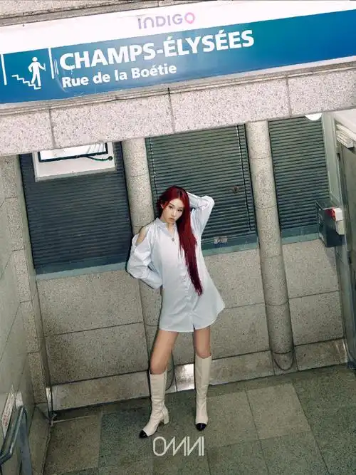 在黄昏都市中探寻不一样的自己    歌手@喻言_yuyan身着#太平鸟夏日