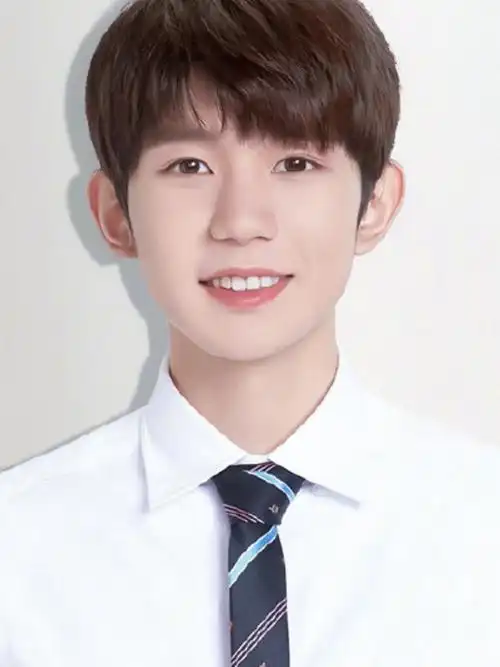 有种"颜值考验"叫明星证件照,王源清秀,张柏芝清纯,却都输给十四岁的