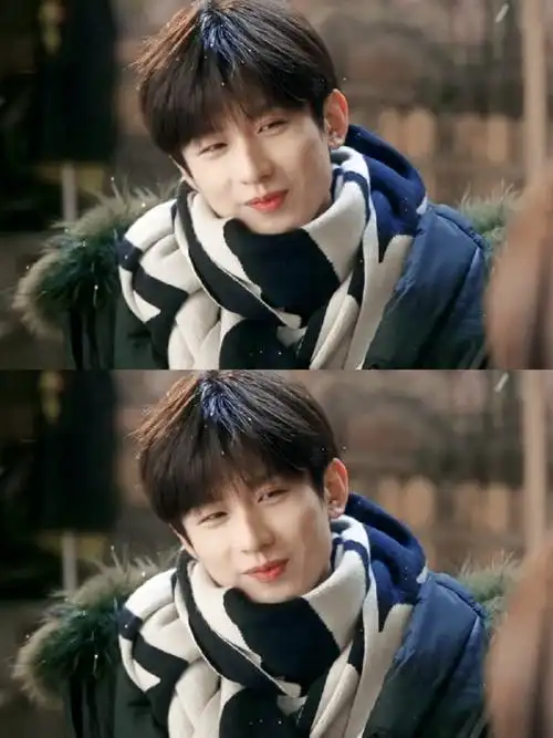 现在呢,就只能这样的抱,实在是太不深情了[笑而不