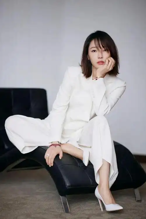 白百何近照状态也太好了吧穿白西装出席活动看着愈发年轻了