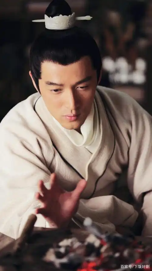 胡歌又先后接拍了《仙剑三》,《神话》,《轩辕剑》等影片,从幽默开朗