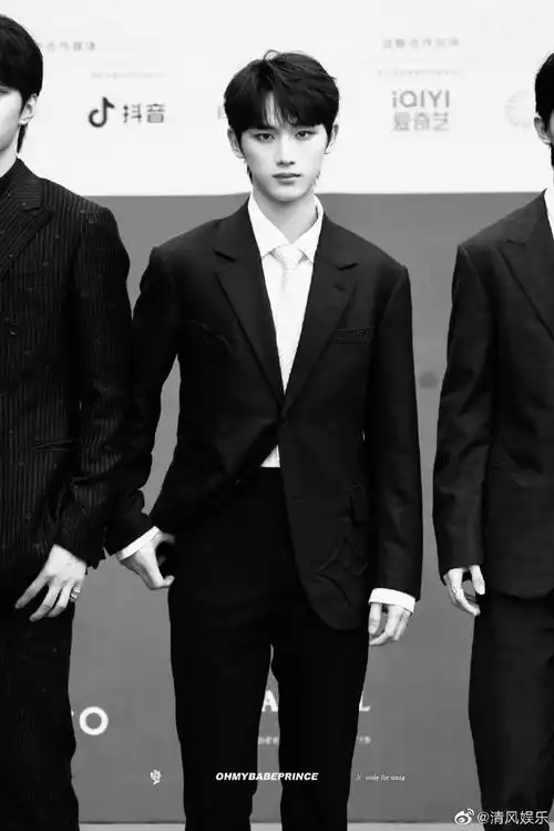 丁程鑫北影节红毯生图#丁程鑫北影节红毯饭拍,一身黑色西装太帅了,生