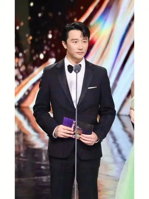 黄轩身着prada西服套装亮相第31届中国电视金鹰奖暨第14届中国金鹰