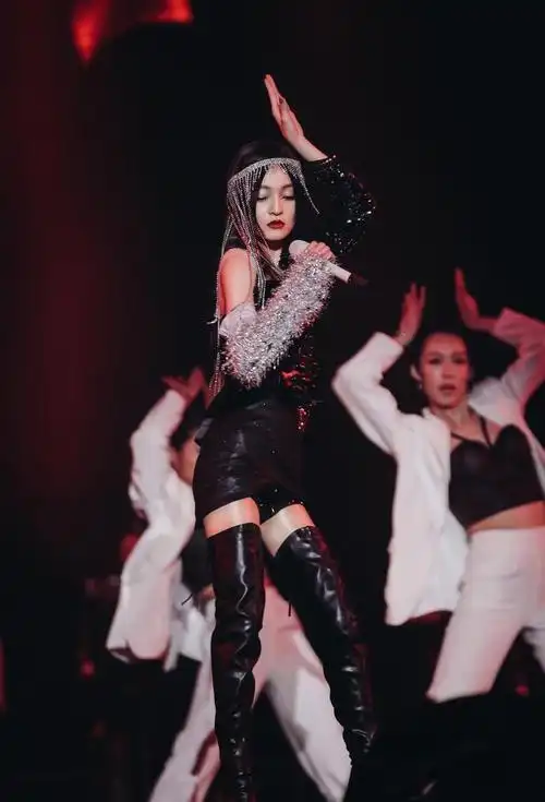 原创张韶涵穿衣真减龄披肩发搭配全黑造型酷帅抢眼确定36岁了