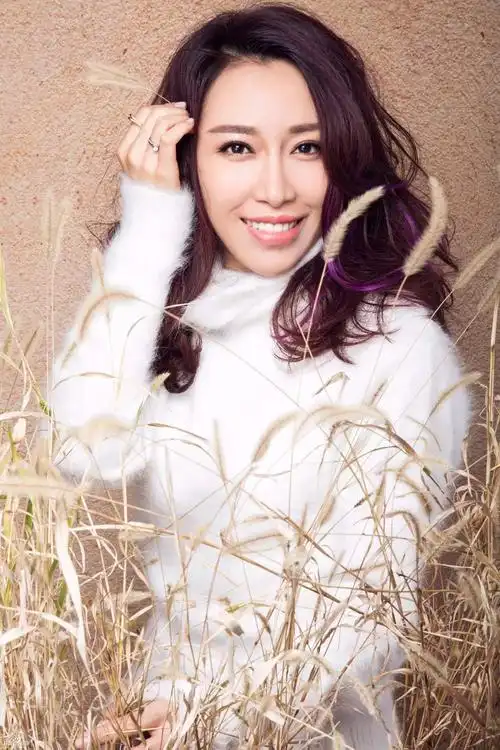 美女歌手金池,歌声磁性有穿透力,唱功与台风俱佳,为舞台而生!