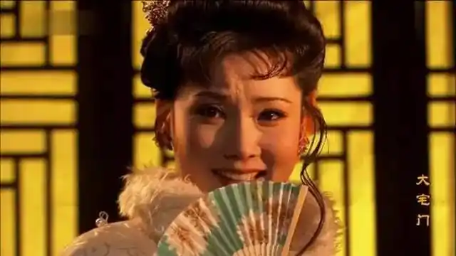 何赛飞低开高走的人生:年幼不幸,长大后却成"姨太太专业户"