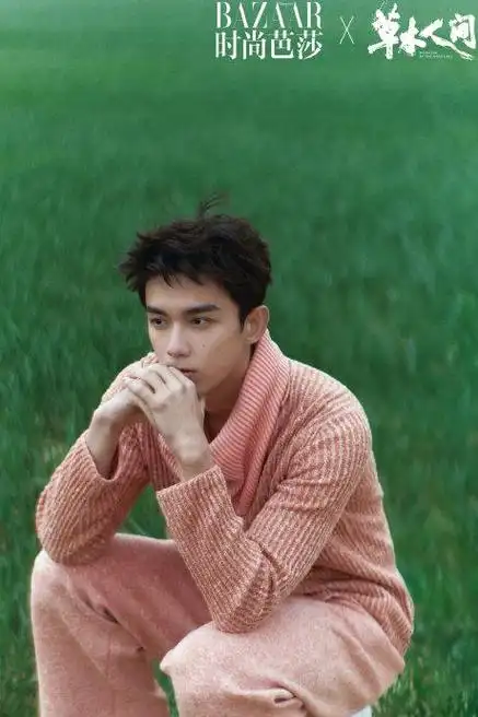 在暮春的麦田之上,目莲@吴磊leo 和苔花@蒋勤勤 展开了一场别致的放逐