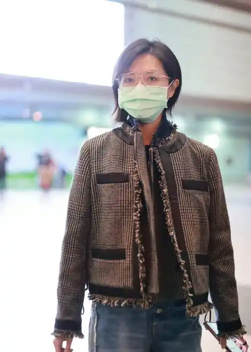 万茜现身机场,穿粗呢格子外套搭配牛仔裤,简约舒适又时尚!