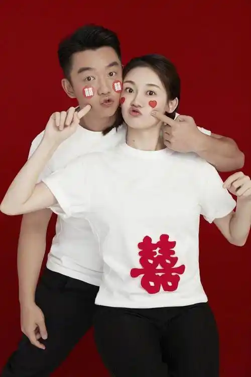 关于郑恺和杨颖,坊间一直流传着两人一张疑似接吻照.