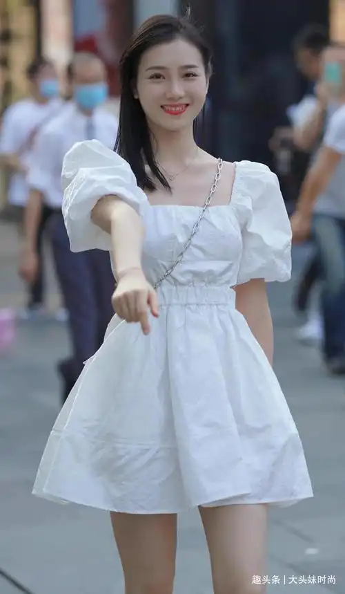 小姐姐一件白色连衣裙,犹如仙子一般,夏日最佳的穿着首选|泡泡袖|裙子