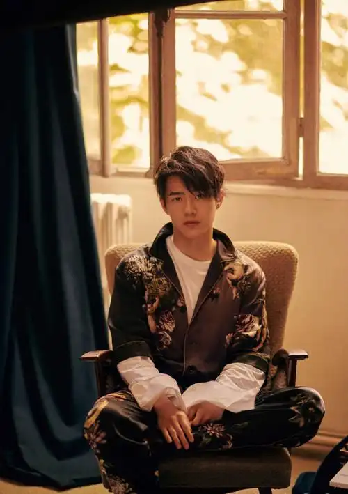 刘昊然终于换新发型了偏分刘海拍大片男人味十足帅得清新脱俗