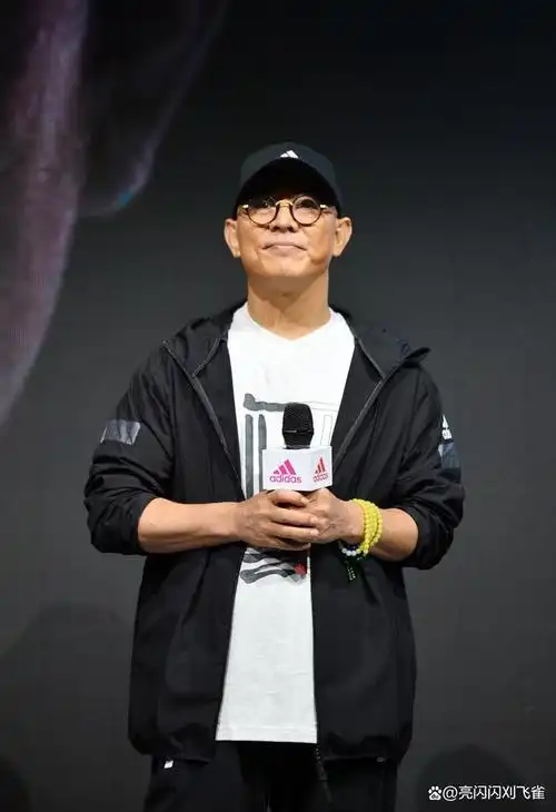 文章还描述了李连杰目前的外貌,并提到他看上去比实际年龄老很多,脸上