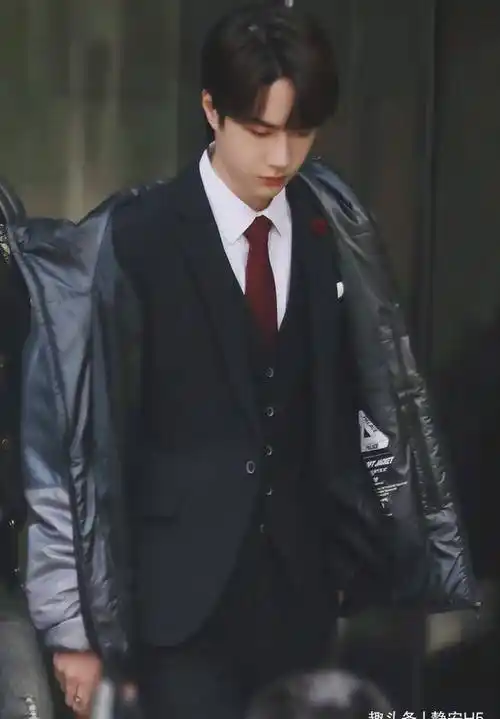 王一博最新上班照!