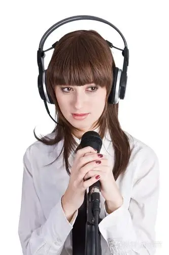 女人在麦克风里唱歌
