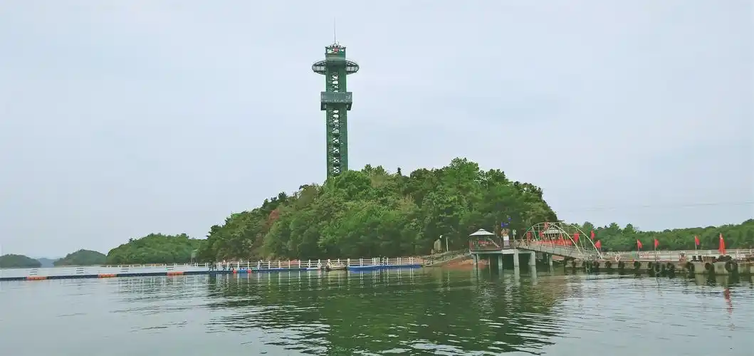 登上99米高的玻璃观光塔,俯瞰整个庐山西海