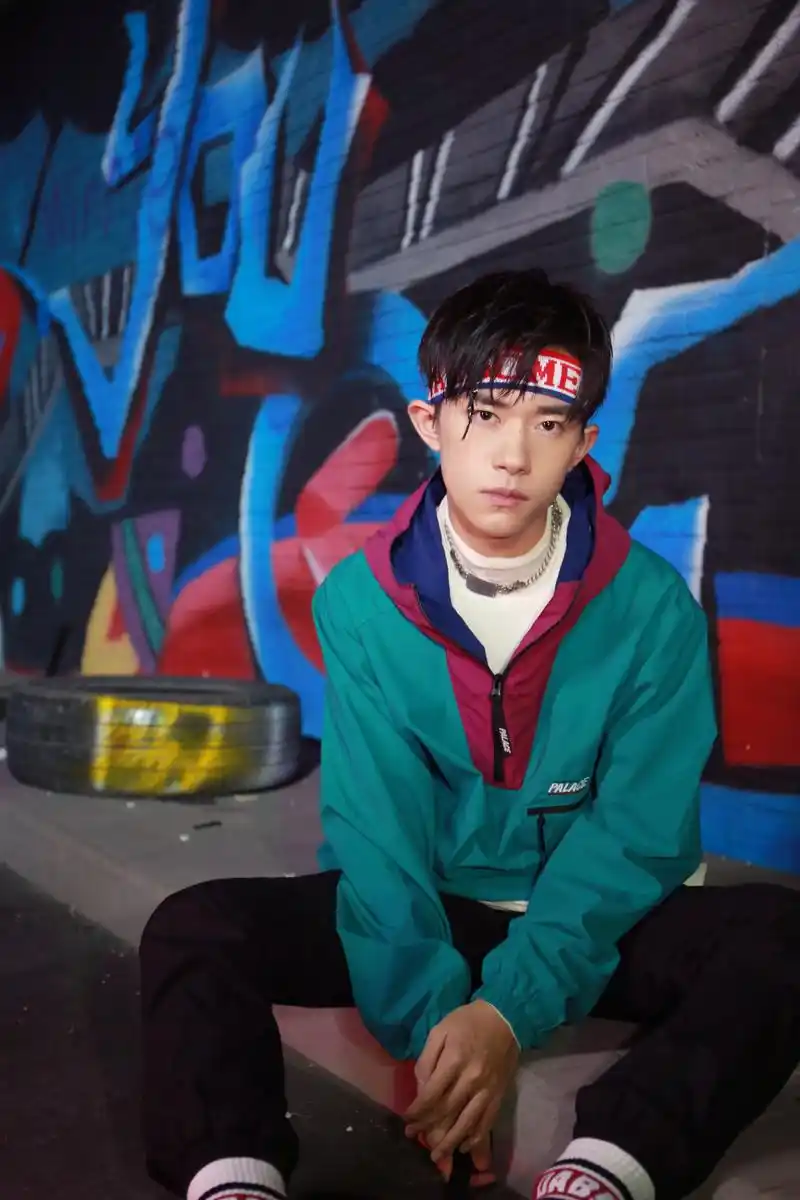 可盐可甜!易烊千玺韩国街拍曝光,爱上运动装穿搭的他活力抢眼