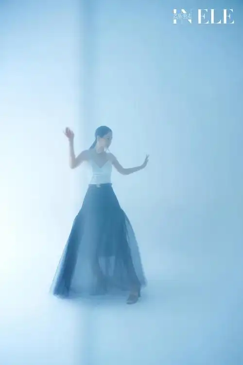 邓英时尚大片曝光诠释时光的力量