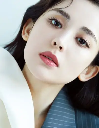 古力娜扎登韩版时尚大刊封面五官美艳迷人比韩版脸庞优越太多