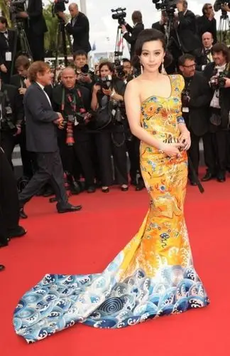 2010年,范冰冰身着龙袍造型亮相戛纳电影节,一举成为国内外热议的焦点