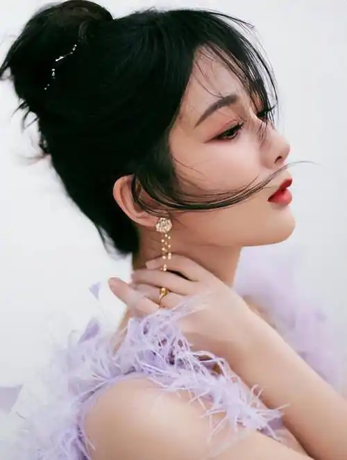 杨紫风格百变,新的努力,那种风格会让你眼前一亮,焕发新的魅力_连衣裙