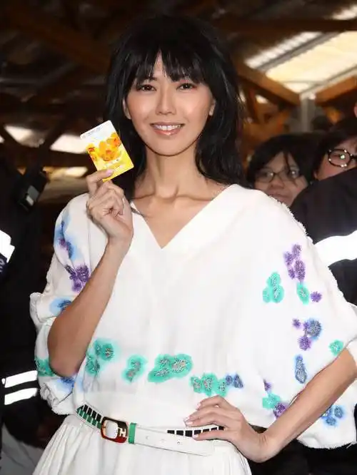 p>孙燕姿(stefanie sun),1978年7月23日出生于新加坡,祖籍中国广东省