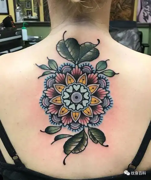 后背梵花纹身大臂梵花纹身梵花纹身是近几年流行起来的一种纹身题材