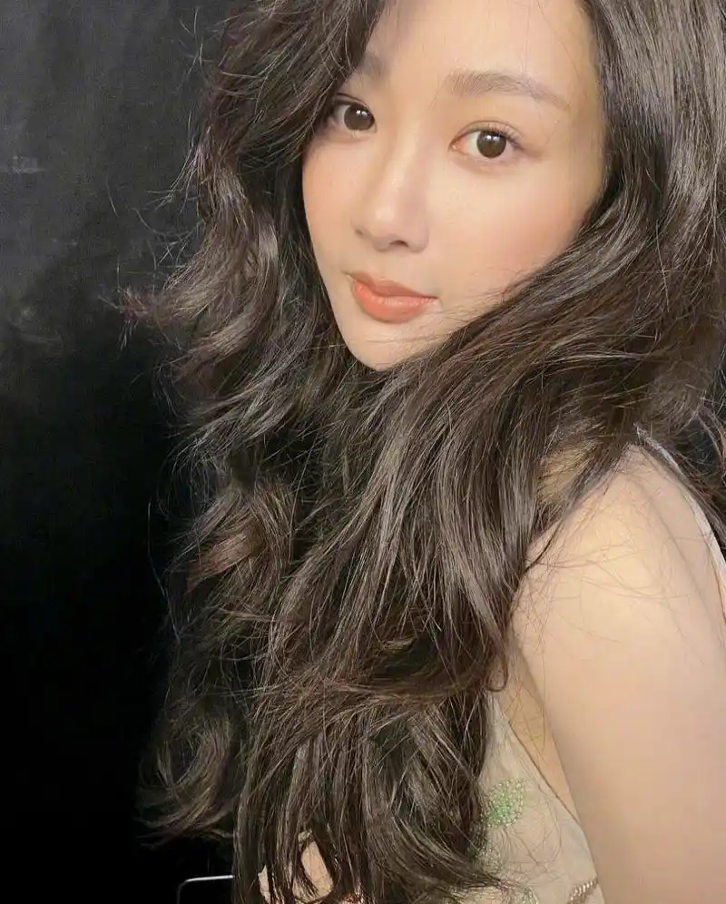 杨紫的长发太美了,精致又甜美,女人味十足!