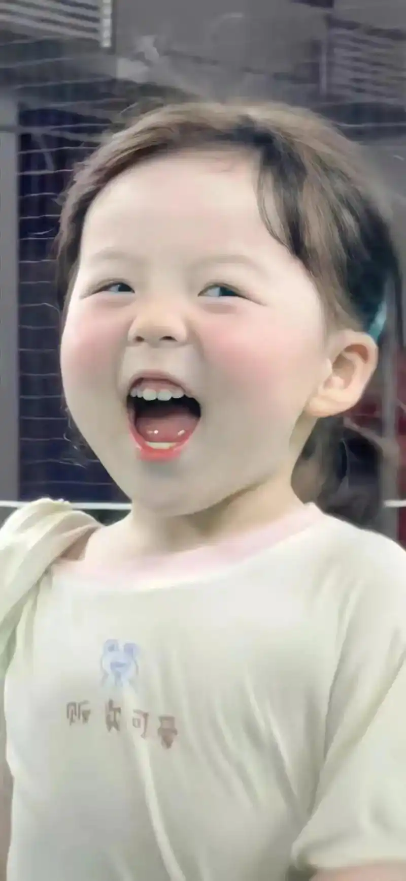 起床的时候吃颗糖,告诉自己今天也是甜甜的一天#治愈系笑容 # - 抖音