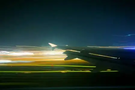 晚上天空的飞机图片