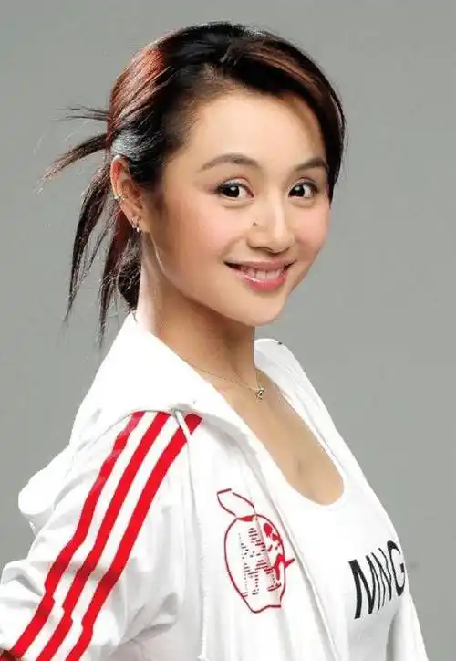 另一代女子张庭和帅哥林瑞阳的孩子似乎没有继承他们年轻时的优越外表