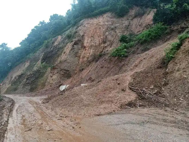 临沧境内多条路段发生泥石流塌方|落石|山体滑坡_网易订阅