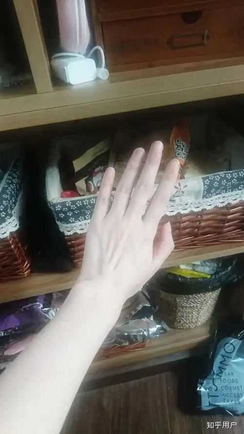 同一角度同一只手,室内晚上白色吊灯光线下,普通亮度