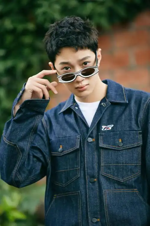 品牌分享赖冠霖新鲜美图墨镜一戴谁都不爱