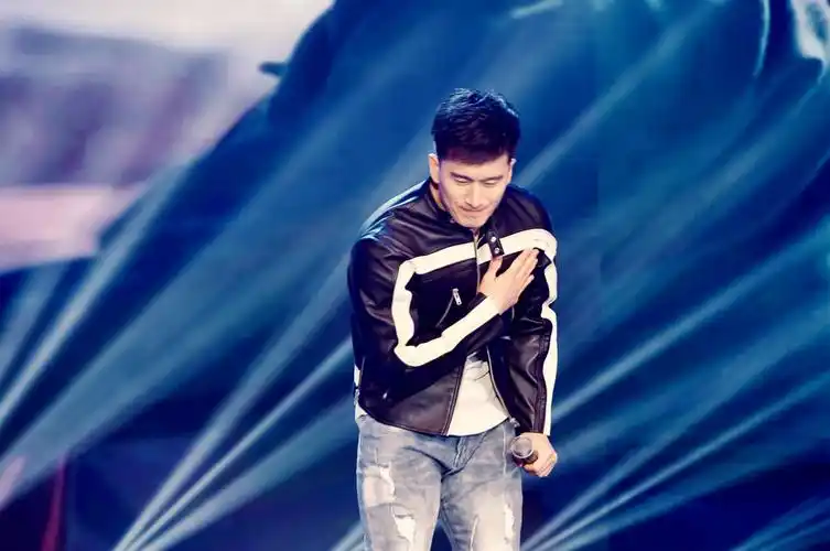 杨钧丞张家口市春晚 真诚献唱张库大道主题曲