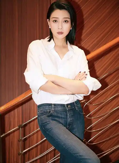 原创40岁殷桃晒照秀身材家装更是高级光是家里植物布置就过百万